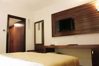 Отель Hotel Bucovina Сучава Улучшенный номер с кроватью размера «king-size»-11
