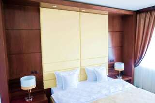 Отель Hotel Bucovina Сучава Улучшенный номер с кроватью размера «king-size»-14